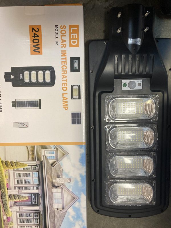 Соларна LED лампа със сензор за движение 240W Мощност: 240W Различни режими на работа Сензор за движение Дистанционно управление Комплектът съдържа транспортна опаковка.